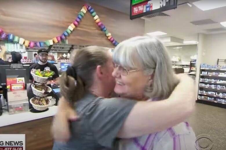 見知らぬ人に食料品を買ってあげた結果、その人が衝撃的な人物であったことが発覚！